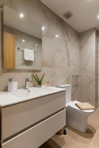 La salle de bains est pourvue d'un lavabo et de toilettes. dans l'établissement Bluetique Seaside Suites, à Gra Liyiá