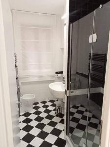 een badkamer met een zwart-wit geruite vloer bij Appartamento in centro storico ad uso esclusivo self check-in H24 in Foligno