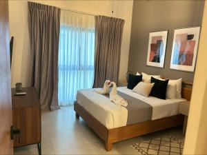 Un pat sau paturi într-o cameră la Penthouse Paradise with Jacuzzi in Cap Cana