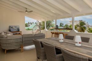 a living room with a wooden table and chairs at Penthouse Flamboyant in Hato