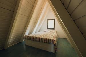 Dormitorio pequeño con cama en el ático en Kuća za odmor Vrdnik, en Vrdnik