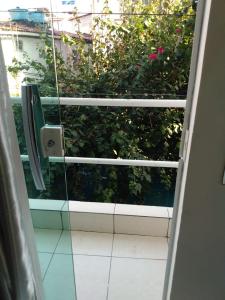 widok na okno w łazience z rośliną w obiekcie Pousada Shamah w mieście Morro de São Paulo