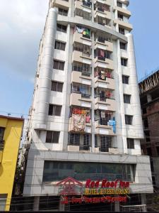um edifício alto com um sinal em frente em Hotel Red Roof Inn em Comilla