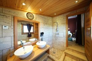 uma casa de banho com 2 lavatórios e um chuveiro em Maison d'hôtes Errafiqi em Safi