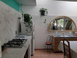 cocina con fogones y encimera en Casa Vista Hermosa en Vista Hermosa