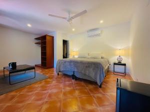 Postel nebo postele na pokoji v ubytování Spinoza Hotel Los Pargos Playa Negra