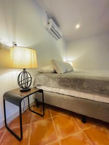 Postel nebo postele na pokoji v ubytování Spinoza Hotel Los Pargos Playa Negra