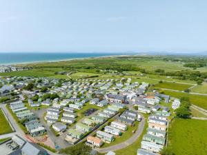 una vista aérea de un complejo de apartamentos cerca del océano en Caravan 521 shuker, en Talybont