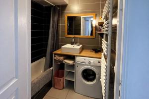 アングレットにあるAppartement T2 calme absolu, large terrasse, garage vélo, 5 min océanの洗濯機と洗面台を備えたバスルーム