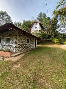 ein Haus mit einer Steinmauer neben einem Hof in der Unterkunft Inti Wasi in San Carlos