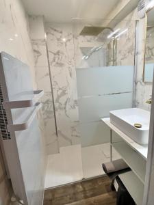 een badkamer met een glazen douche en een wastafel bij Chalet deS'AMY et sa terrasse pour 8/10 personnes in Font Romeu Odeillo Via