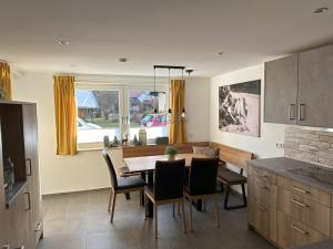 a kitchen and dining room with a table and chairs at Ferienwohnung Leni in Ruhpolding
