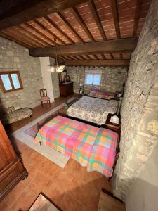 um quarto com uma cama numa parede de pedra em I Ruderi di Maiano em Vaglia