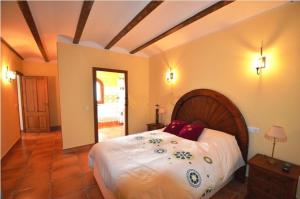 ein Schlafzimmer mit einem großen Bett in einem Zimmer in der Unterkunft Casa Rural Planet in Bolulla