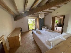 Katil atau katil-katil dalam bilik di CASA RURAL DE ENSUEÑO EN CANTALLOPS CON 9 HABITACIONES DOBLES CON BAÑOS PRIVADOS Y PISCINA DE 20M x 2,70M