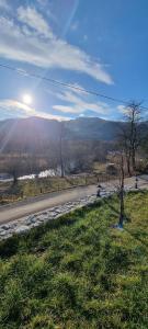 eine Straße mit der Sonne in der Ferne und eine Person, die Fahrrad fährt in der Unterkunft Snow White in Kolašin