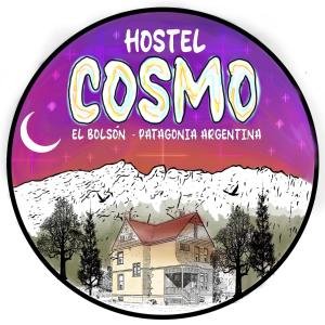 uma lata redonda de uma casa com as palavras hostel cesar em Hostel Cosmo em El Bolsón