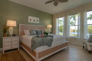 Un dormitorio con una cama y dos ventanas. en One Particular Harbour Lagoon View 395-103, en Bradenton 70 fotos más