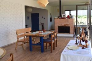 comedor con mesa azul y sillas en Villa Mendotza en Luján de Cuyo