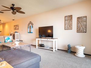 een woonkamer met een flatscreen-tv bij Seaside Beach House 203 in Holmes Beach
