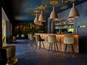 un bar in un ristorante con sgabelli di Le Bora Bora by Pearl Resorts a Bora Bora
