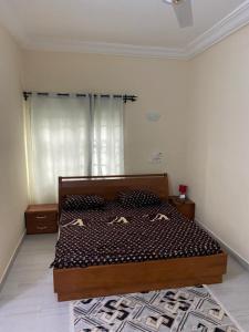 um quarto com uma cama grande num quarto em Villadeluxe1 em Cotonou