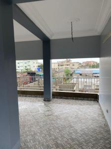 um quarto vazio com vista para um edifício em Villadeluxe1 em Cotonou