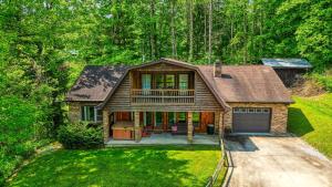 una piccola casa con portico e garage di Lakewood Cottage a Logan