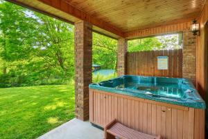 una Jacuzzi ificialificialificialificialificialificialificialificialificialificialificialificialificialificialificiale di Lakewood Cottage a Logan