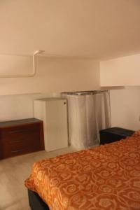 una camera d'albergo con letto e doccia di 4 posti letto vicino pala alpitour! a Torino