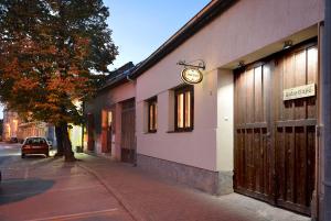 un reloj al lado de un edificio en una calle en Sobe Gajić Sremski Karlovci, en Sremski Karlovci