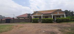 una casa con una valla delante de ella en SAWA SAWA GUEST HOUSE en Kisoro