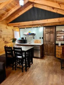 eine Küche mit einem Tisch und Stühlen in einer Hütte in der Unterkunft The Heartwood in Hamden