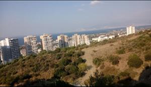 vista su una città con edifici alti su una collina di Sahil rezidans a Narlıdere