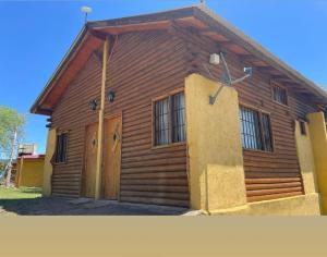 uma cabana de madeira com duas portas de lado em ALTOS DE PUNILLA em Casa Grande