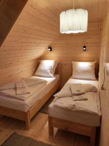 เตียงในห้องที่ Tyrolska Chata