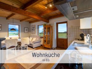 Fotografie z fotogalerie ubytování Ferienhaus Töpferhaus - strandnah, haustierfreundlich, optimal für Workation, Kaminofen, Garten, für Paare und Alleinreisende v destinaci Steinberg