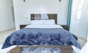 سرير أو أسرّة في غرفة في Monarch Villas - Kilifi