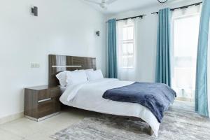 سرير أو أسرّة في غرفة في Monarch Villas - Kilifi