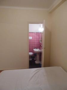 a room with a bathroom with a sink and a toilet at Departamento 2 ambientes Centro de Mar del Plata in Mar del Plata