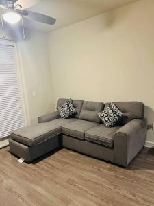 un sofá marrón en una sala de estar con techo en Home at Energy corridor, en Houston