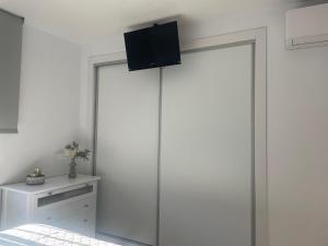 przesuwane szklane drzwi z telewizorem na górze w obiekcie Novo Atlantico Golf 7 w mieście Novo Sancti Petri