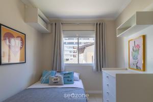 - une petite chambre avec un lit et une fenêtre dans l'établissement Lindo apto a 3 minutos da praia de Jurerê VMA101, à Florianópolis