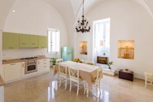 cocina con mesa y sillas en una habitación en Dimora 1890 en Parabita