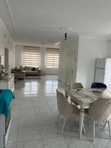 een keuken en een woonkamer met een tafel en stoelen bij Villa Leyla 