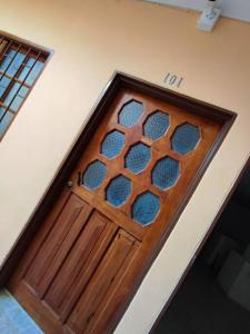 drewniane drzwi z numerem w obiekcie Apartamento Privado con acceso a Piscina w mieście Santa Fe de Antioquia
