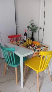 ein Tisch mit zwei Stühlen und ein Tisch mit Bananen drauf in der Unterkunft Las cerezas in Los Llanos de Aridane