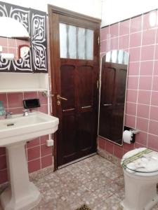 W łazience znajduje się toaleta, umywalka i lustro. w obiekcie El balcón de la Tata w mieście San Salvador de Jujuy