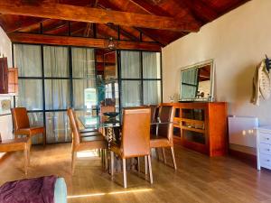 uma sala de jantar com uma mesa de vidro e cadeiras em Villa tegueste em Tegueste