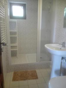 a bathroom with a shower and a sink at Apartamenty nad jeziorem ,,Odpocznij" in Rydzewo